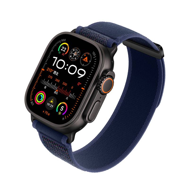 Black Apple Watch mit blauem gewebtem Armband in schrägem Winkel gezeigt, Bildschirm an mit mehreren Aktivitäts- und Zeit-Komplikationen.