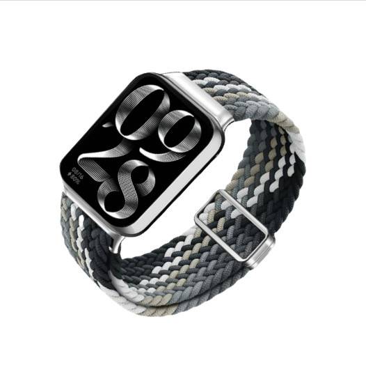 Apple Watch mit schwarzem Zifferblatt und geflochtener grau, schwarz und weiß gestreifter Armband auf weißem Hintergrund.