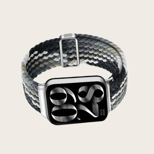 Ein geflochtenes grauschwarzes Uhrenarmband mit einem silbernen Smartwatch-Gehäuse, das ein schwarzes Display und abstrakte weiße Ziffern zeigt.