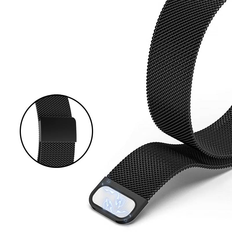 Schwarzes gewebtes Nylon-Uhrenarmband mit glänzender schwarzer Schließe und einer vergrößerten Nahaufnahme, die das Detail der Schnalle zeigt.
