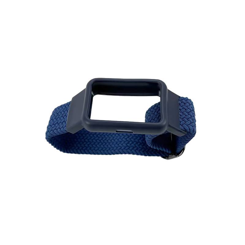 Blaues gewebtes Uhrenarmband mit dunkelm rechteckigem Metall- oder Kunststoffverbinder, auf weißem Hintergrund gezeigt.