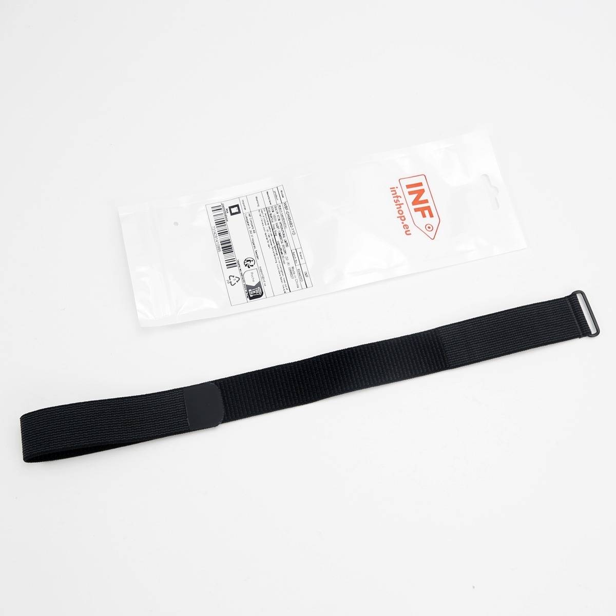 Schwarzer verstellbarer Nylongurt, diagonal unter einer weißen Produktverpackung mit dem Logo "INF shop.eu"" auf einem schlichten weißen Hintergrund angeordnet.