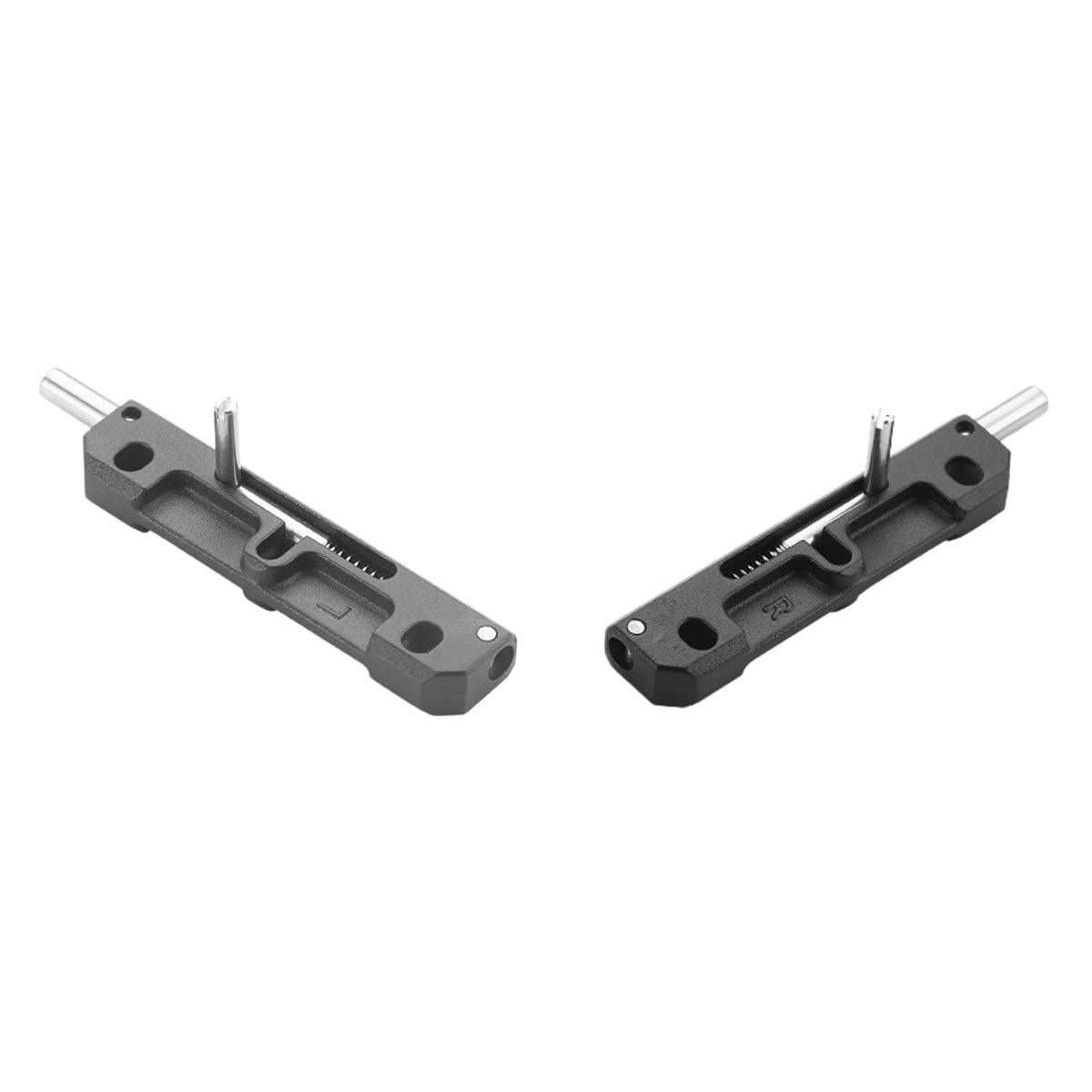 Zwei schwarze mechanische Klemmen oder Griffe, die nebeneinander auf weißem Hintergrund gezeigt werden, jeweils mit einem Metallstift und einem geschlitzten Verstellgewinde.