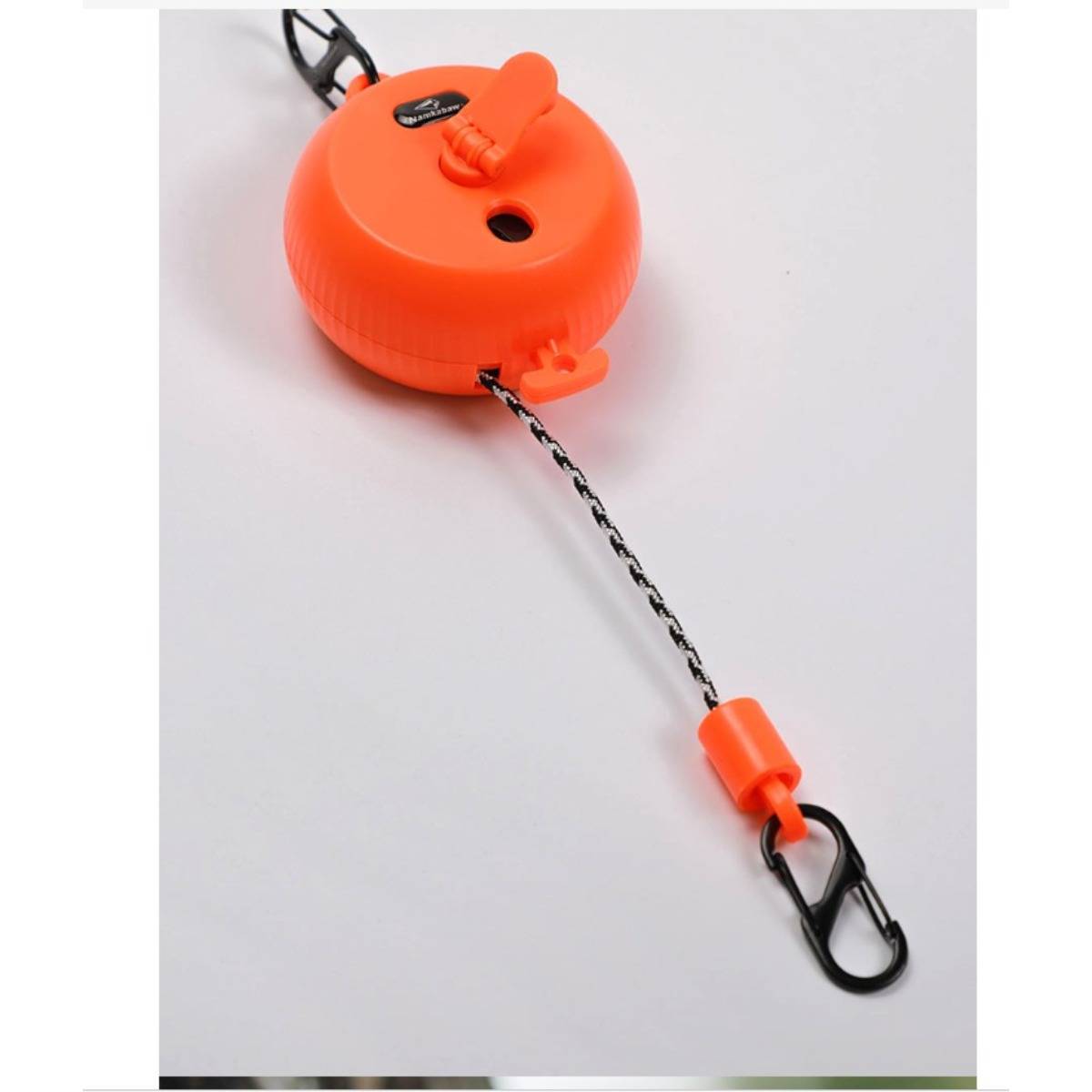Orangene Spule mit Rückzugmechanismus und schwarzem Umhängeband sowie Clip, dargestellt vor weißem Hintergrund.