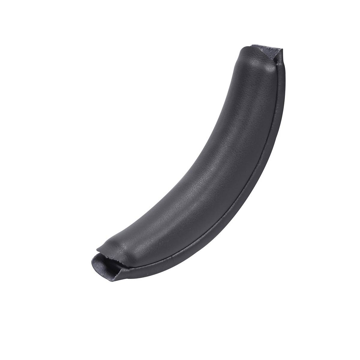 Ein schwarzes gekrümmtes bananenförmiges Objekt auf einem einfachen weißen Hintergrund.
