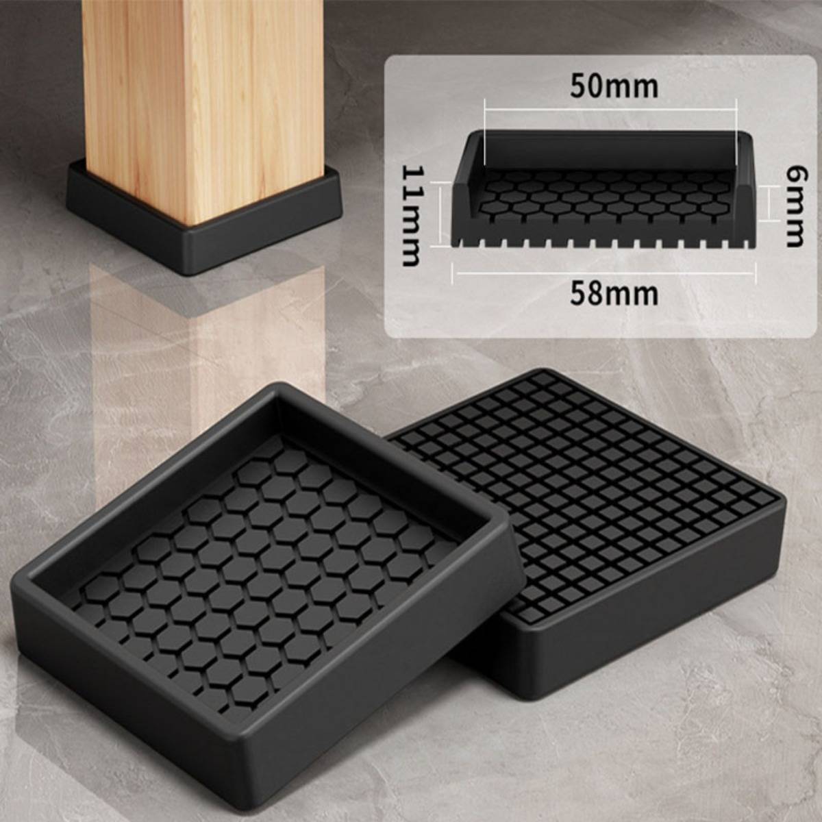 Schwarze quadratische Möbelbein-Basiskappen mit Wabenmuster-Griffstruktur, unter einem hölzernen Pfosten montiert dargestellt; Inset zeigt Größenabmessungen: 50 mm breit, 58 mm tief, 11 mm hoch, 6 mm Seite.