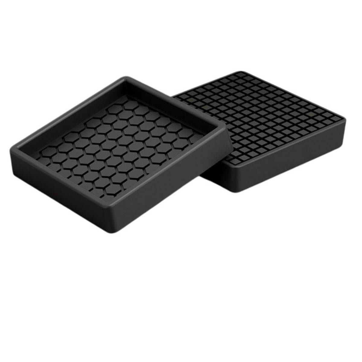 Zwei schwarze quadratische Tabletts oder Unterlagen mit strukturierten Oberflächen, eine mit Wabenmuster und eine mit Rastermuster, auf weißem Hintergrund gestapelt.