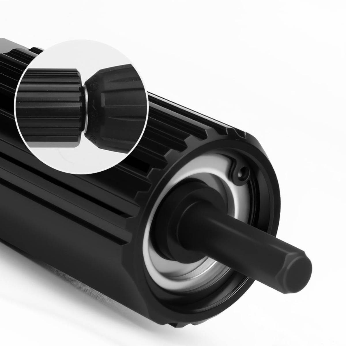 Nahaufnahme einer schwarzen Elektromotorwelle und des Gehäuses mit einer vergrößerten Einfügung, die das Detail der Wellenverbindung hervorhebt.