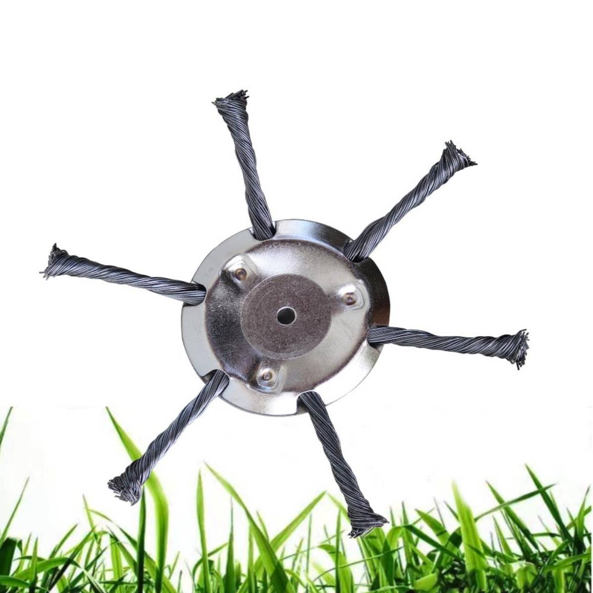 Metallischer Rasentrimmerkopf mit sechs verdrehten Drahtschneideklingen vor weißem Hintergrund und Gras am unteren Rand.