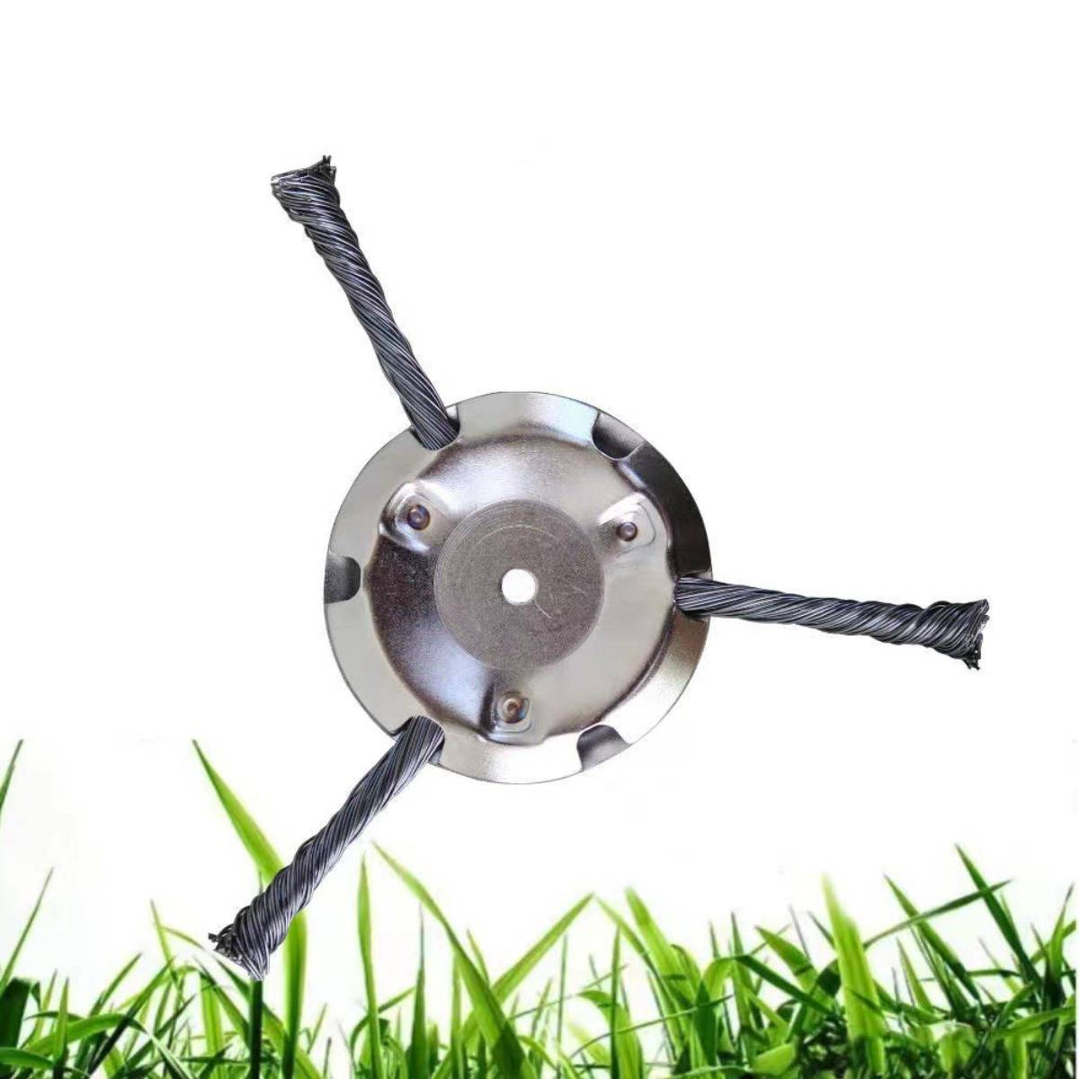 Metallische Kabelklemme mit drei verdrehten Drähten, die nach oben über grünem Gras vor weißem Hintergrund abstehen.