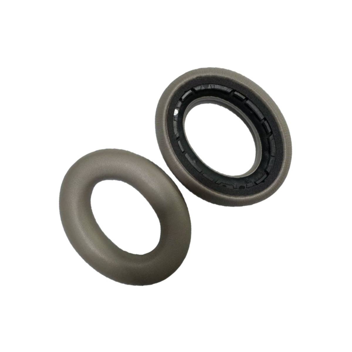 Zwei kreisförmige Gummidichtungen auf weißem Hintergrund gezeigt, eine glatte und eine mit einem inneren schwarzen gerillten Ring.