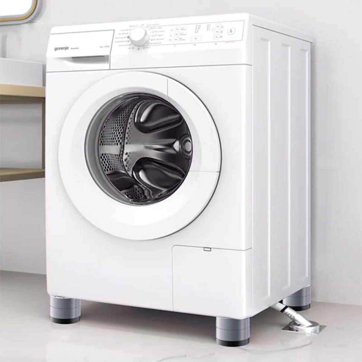 Frontlader-Waschmaschine in Weiß in einem modernen Zimmer, dargestellt mit offener Trommel und sichtbarem Ablaufschlauch.