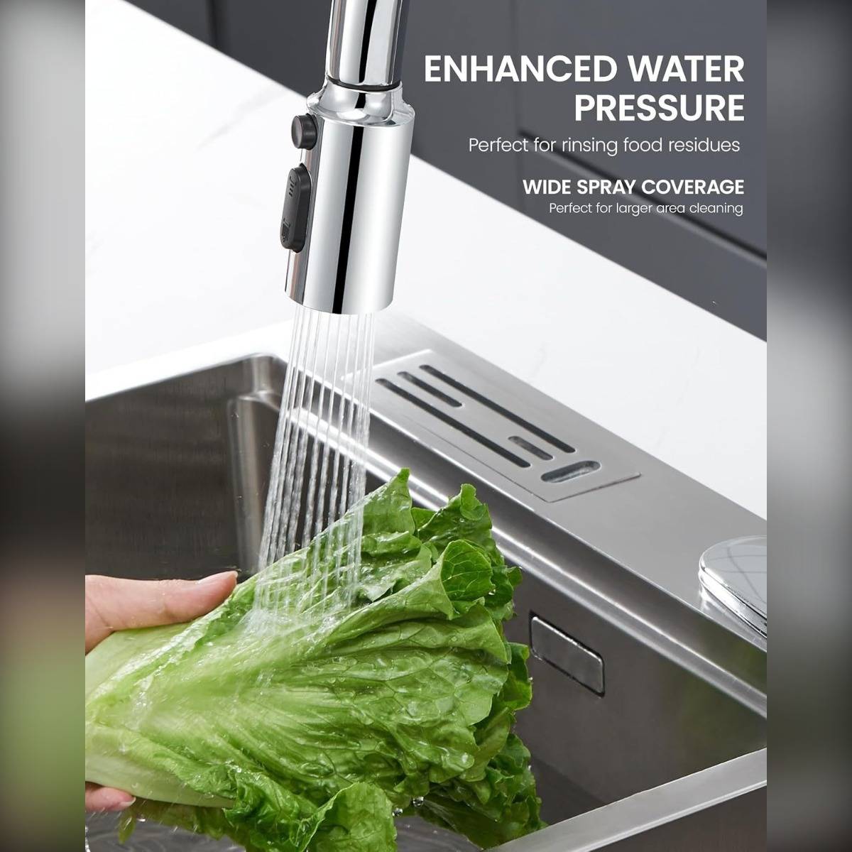 Küchenarmatur-Sprüher spült Salat in einem Waschbecken, mit Text, der 