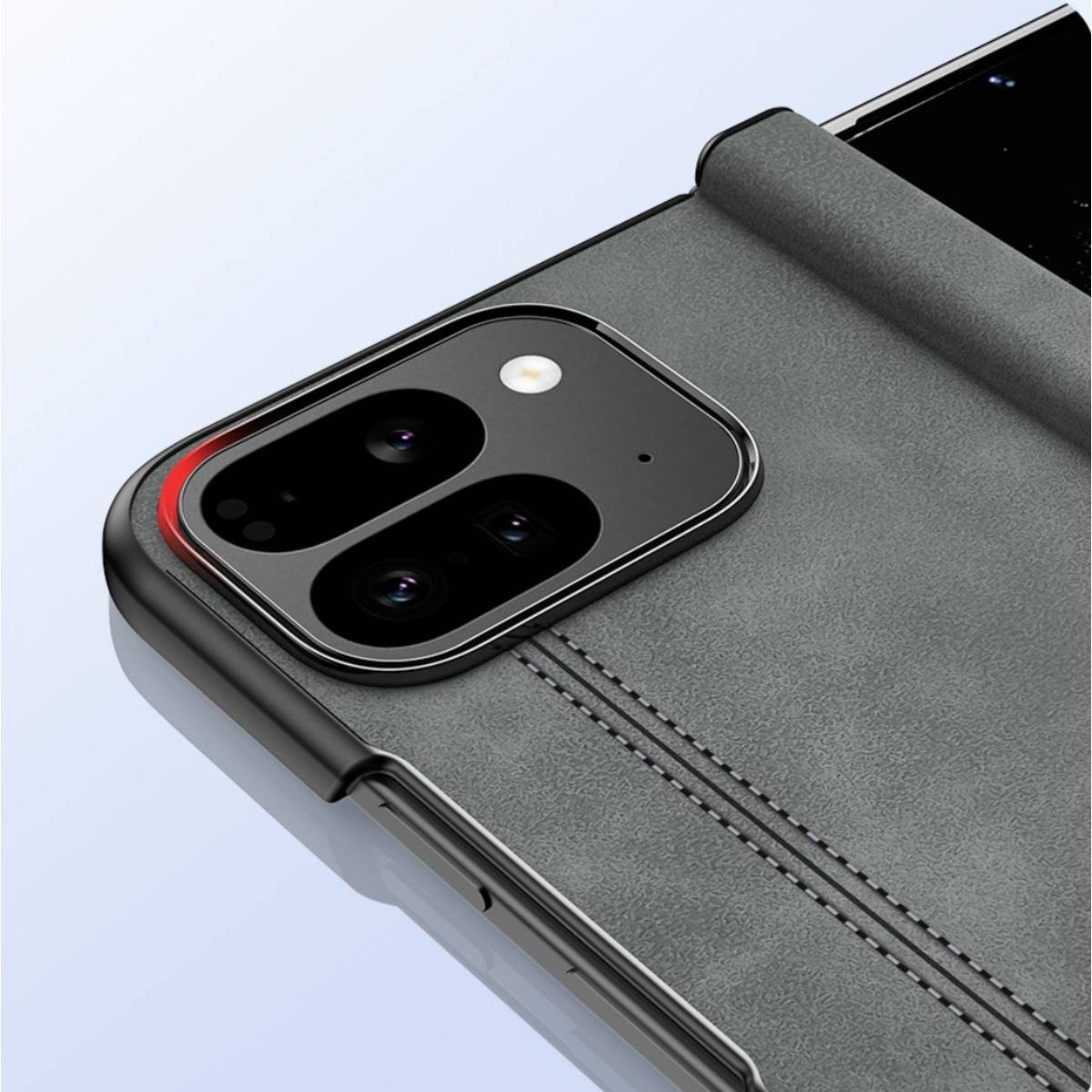 Nahaufnahme einer grauen Lederschutzhülle mit erhöhtem Kamerasschutz, die eine Dreifach-Linsen-Smartphone-Kamera und den Rand des Telefonbildschirms zeigt.