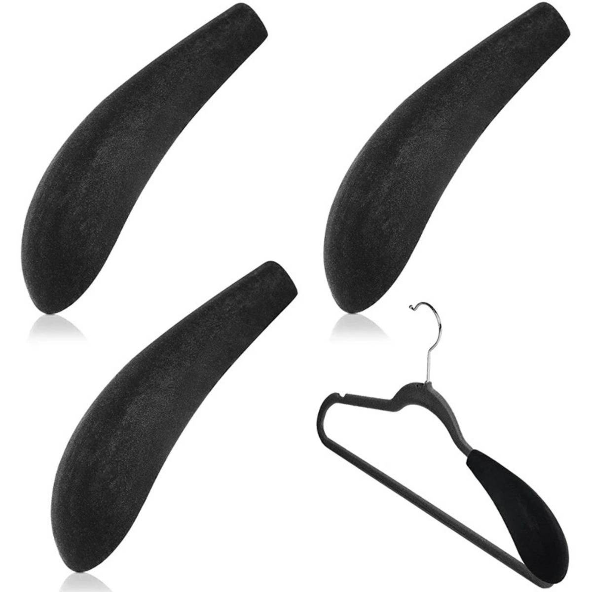 Schwarze schaumstoffgepolsterte Kleiderbügel-Schutzvorrichtungen, separat dargestellt und eine an einem Kleiderbügel befestigt, die rutschfeste Schultergrifffe zeigt.