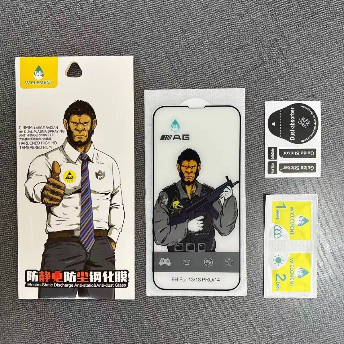 Schutzfolien-Verpackung für einen Handybildschirm mit illustriertem Mann auf der Schachtel und Inhalt mit zwei Displayschutzfolien und einer Staubabsorptionsanleitung.