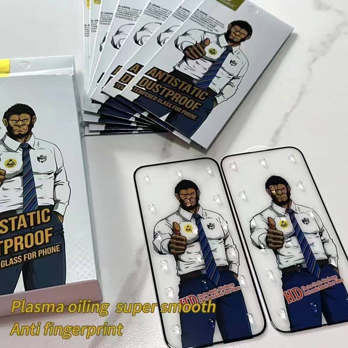 Anzeige von antistatischen, fingerabdruckresistenten Displayschutzfolien für Telefone mit Cartoon-Mann-Verpackung und zwei installierten Beispiel-Handyhüllen auf einer weißen Oberfläche.