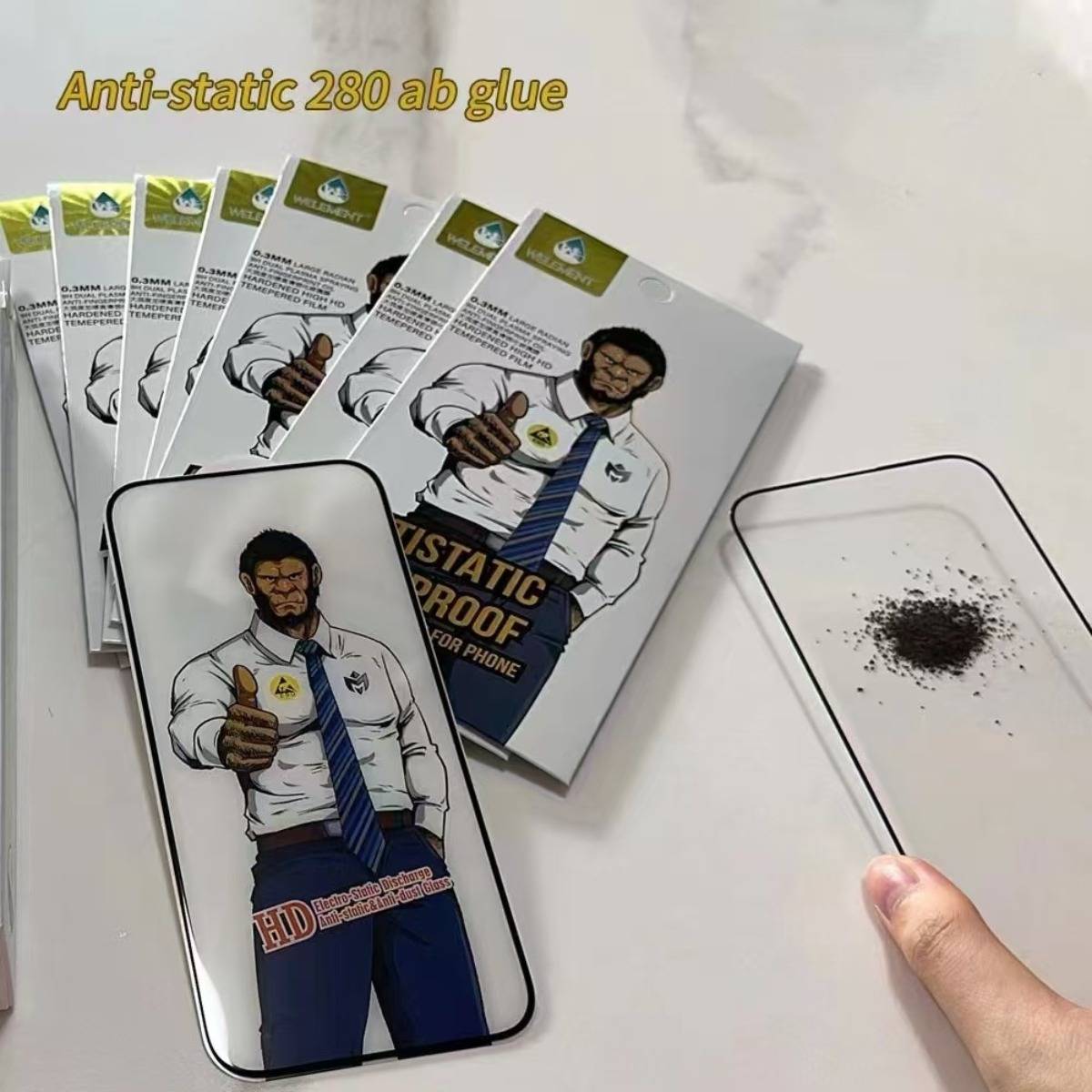 Produktbild von „Anti-statischen 280 ab Kleber" Bildschirmschutzfolien für Telefone, auf der Verpackung und dem Handygehäuse ein Cartoon-Mann gezeigt wird, mit Staub, der auf dem antistatischen Glas auf der rechten Seite angezogen wird.