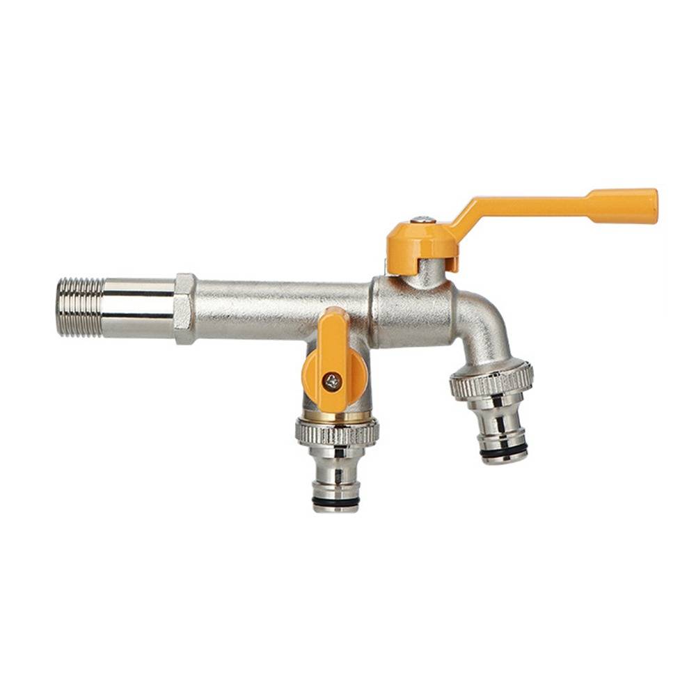 Metallischer Wasserhahn mit zwei orangefarbenen Hebelventi­len und Schnellverbindungsanschlüssen, isoliert auf weißem Hintergrund dargestellt.