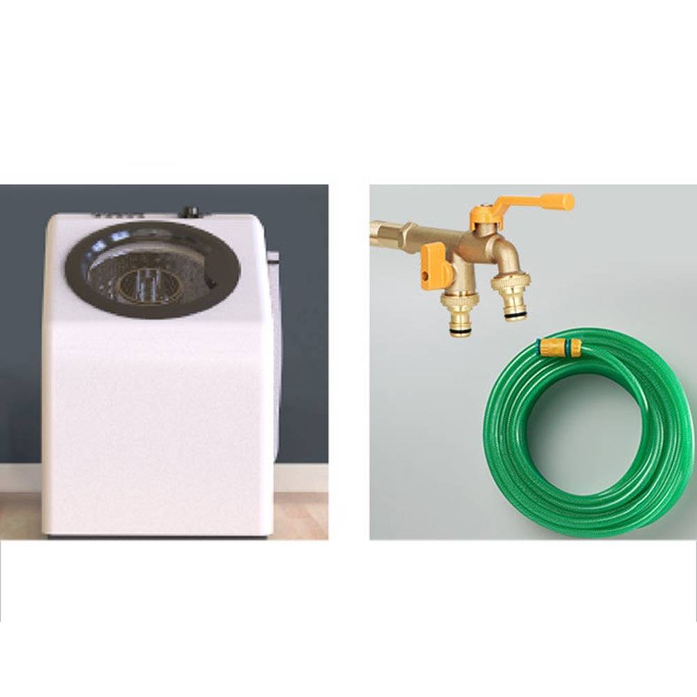 Tragbare Waschmaschine neben einem Wasserhahn und aufgerolltem grünem Schlauch, das die für den Betrieb erforderliche Wasserzuleitung zeigt.