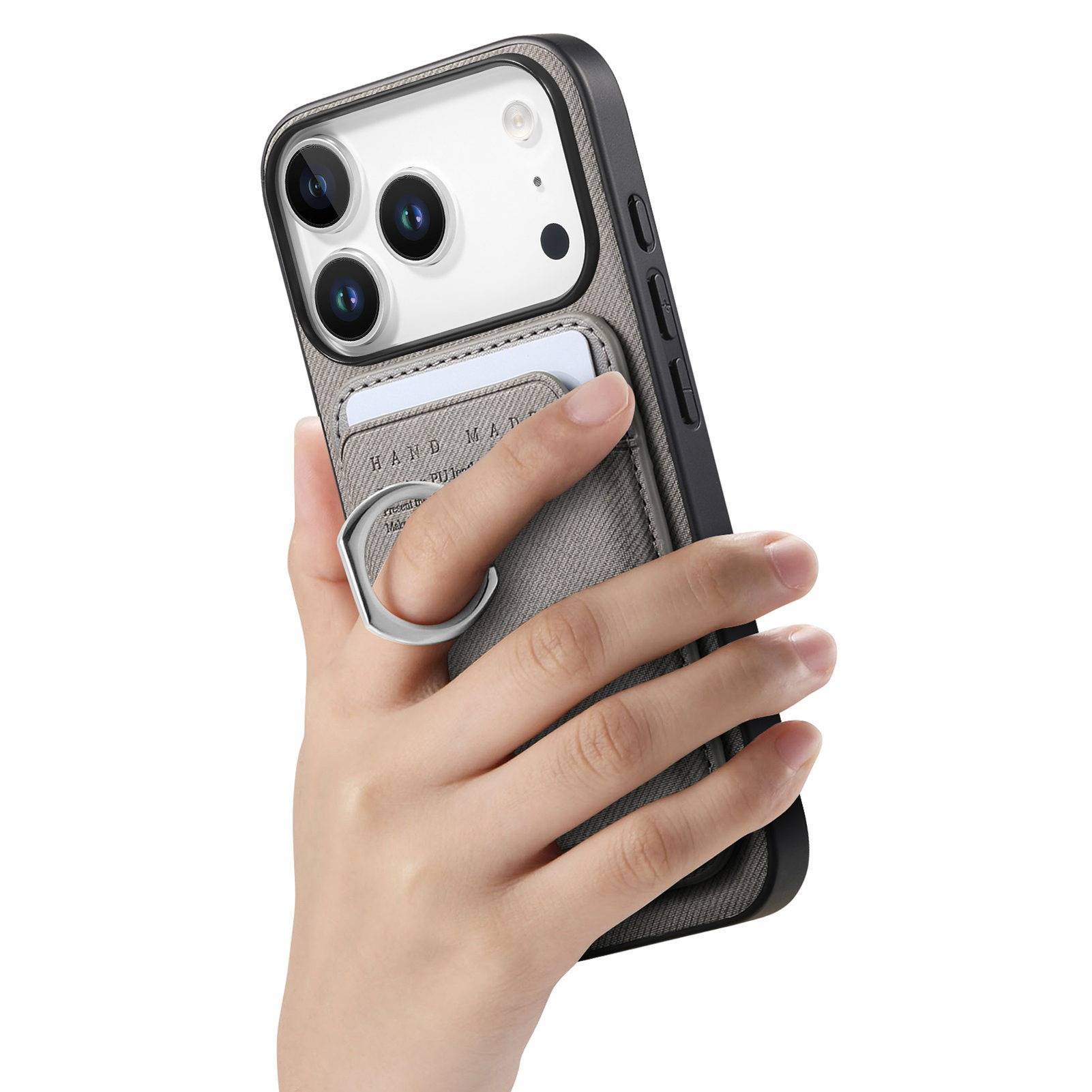 Hand hält ein Smartphone in einer schwarzen Hülle mit einem grauen Kartenhalter und integriertem Ringgriff auf der Rückseite.
