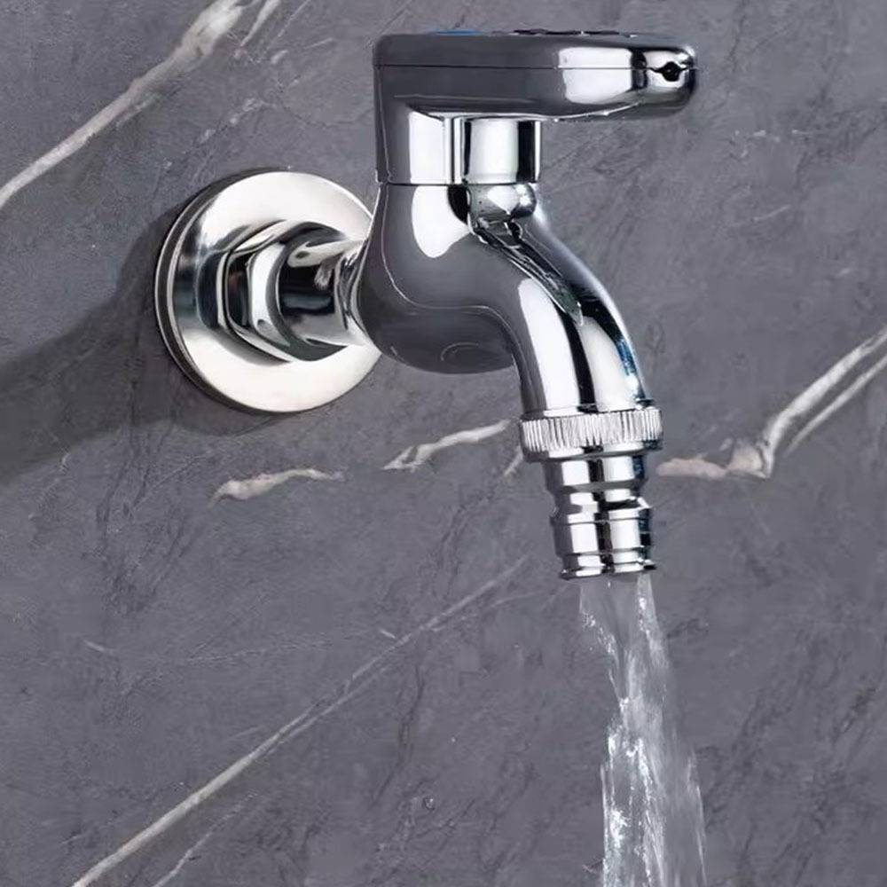 Chromhahn im Freien, der an einer grauen Steinmauer montiert ist, mit Wasser, das aus dem Auslauf fließt.