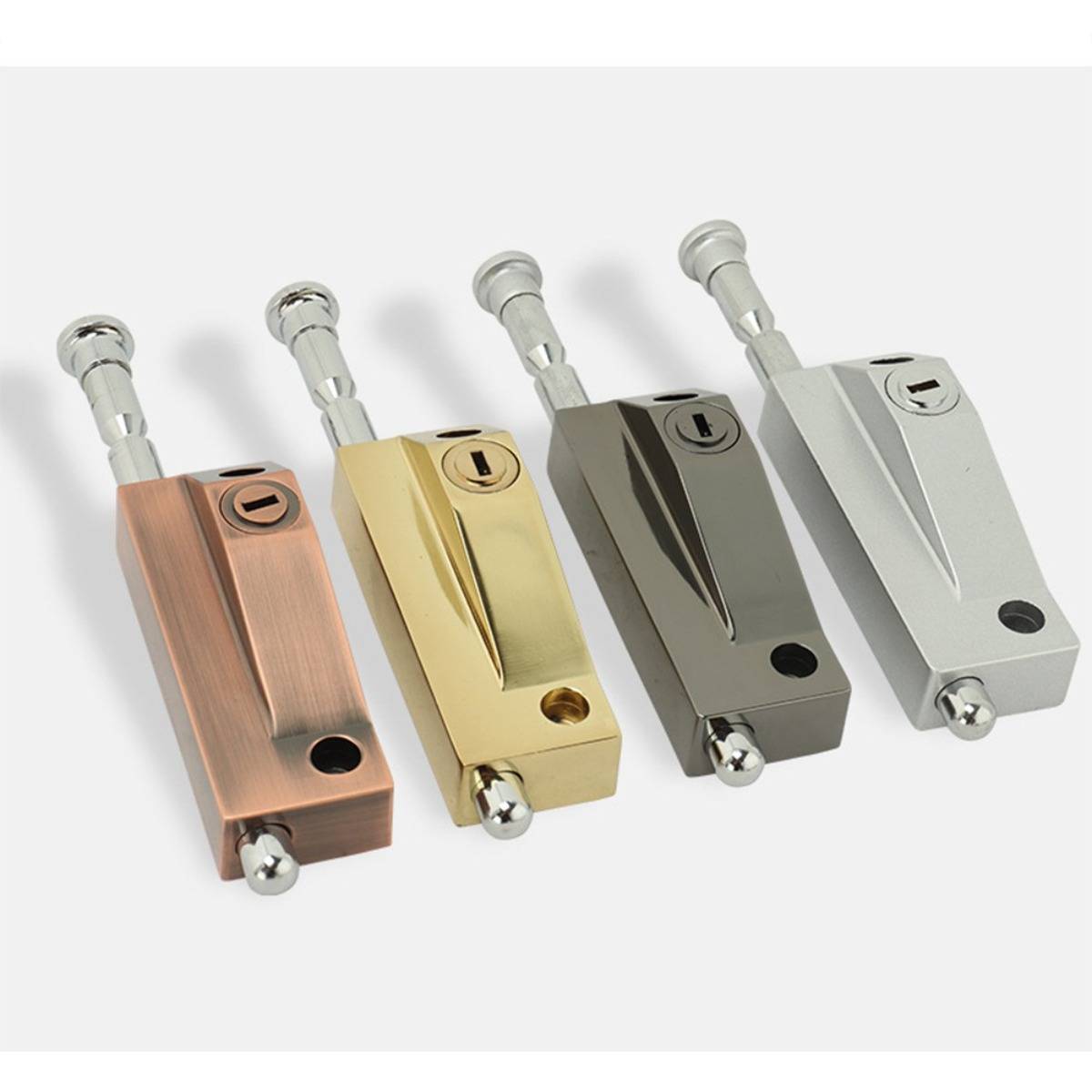 Vier dekorative Metallschlösser für Türen in Kupfer, Gold, Grau und Silber sind nebeneinander auf weißem Hintergrund angeordnet.
