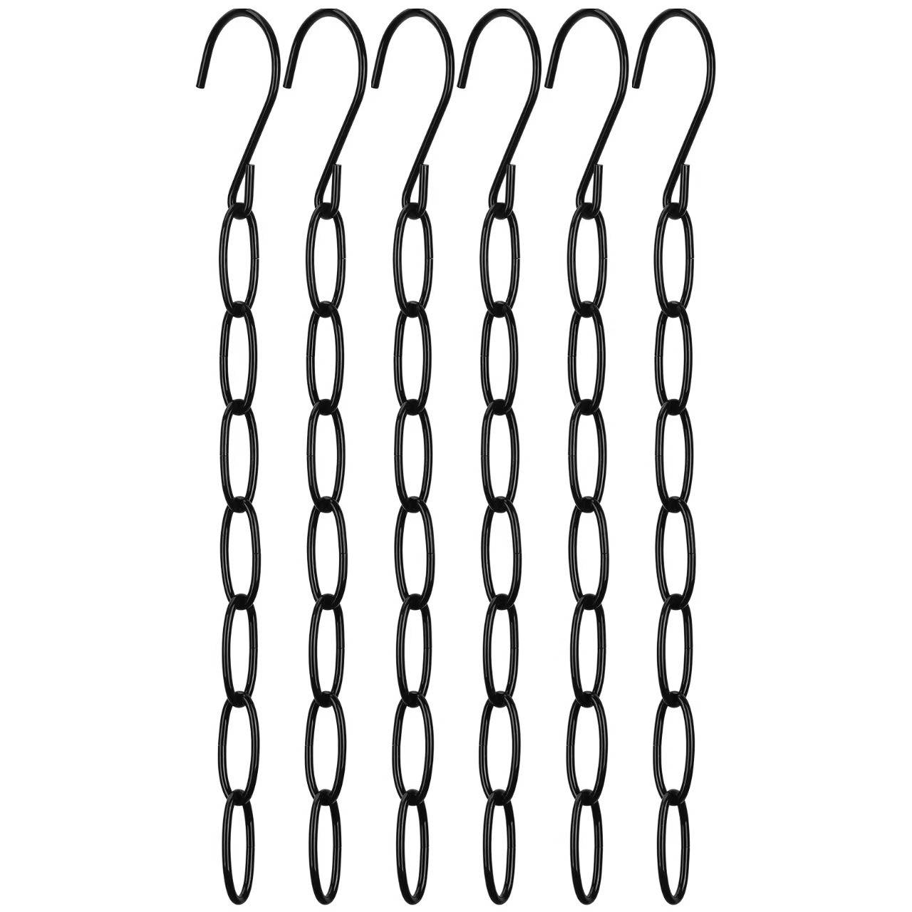 Satz von sechs schwarzen Metall-S-Haken, die vertikal hängen, jeder an einer Kette mit ovalen Gliedern befestigt, auf weißem Hintergrund.