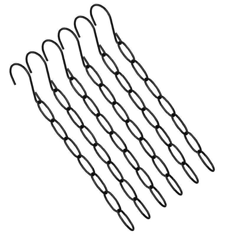 Fünf schwarze Metallhaken mit S-Form, verbunden durch Kettenverbindungen, diagonal an einem weißen Hintergrund hängend.