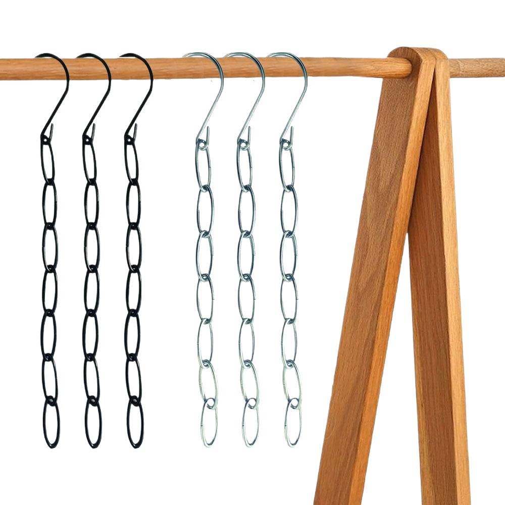 Holzstange für Hosenbügel mit sechs Hängeketten-Haken, drei schwarz und drei silberfarben, auf weißem Hintergrund.