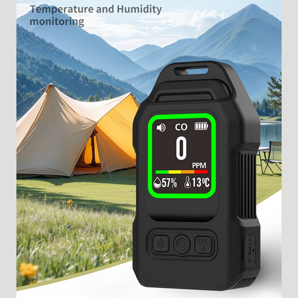Tragbarer Temperatur- und Feuchtemessgerät, das CO bei 0 ppm, 57% Luftfeuchte und 13°C anzeigt, dargestellt über einer Campingszene mit einem Zelt und Bergen.