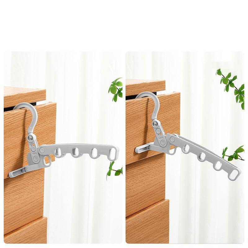 Metallstangenaufhänger für Türen mit verstellbarem Arm und mehreren Haken, dargestellt in zwei Positionen an einem Holzschrank oder einer Tür, um seine Erweiterbarkeit und Klappbarkeit zu demonstrieren.