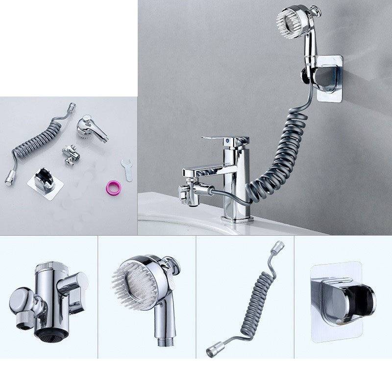 Collage zeigt ein verchromtes tragbares Duschset mit gewelltem Schlauch, Wandhalterung, Wasserhahn-Umleiter und Zubehör, installiert in einem Badezimmer.