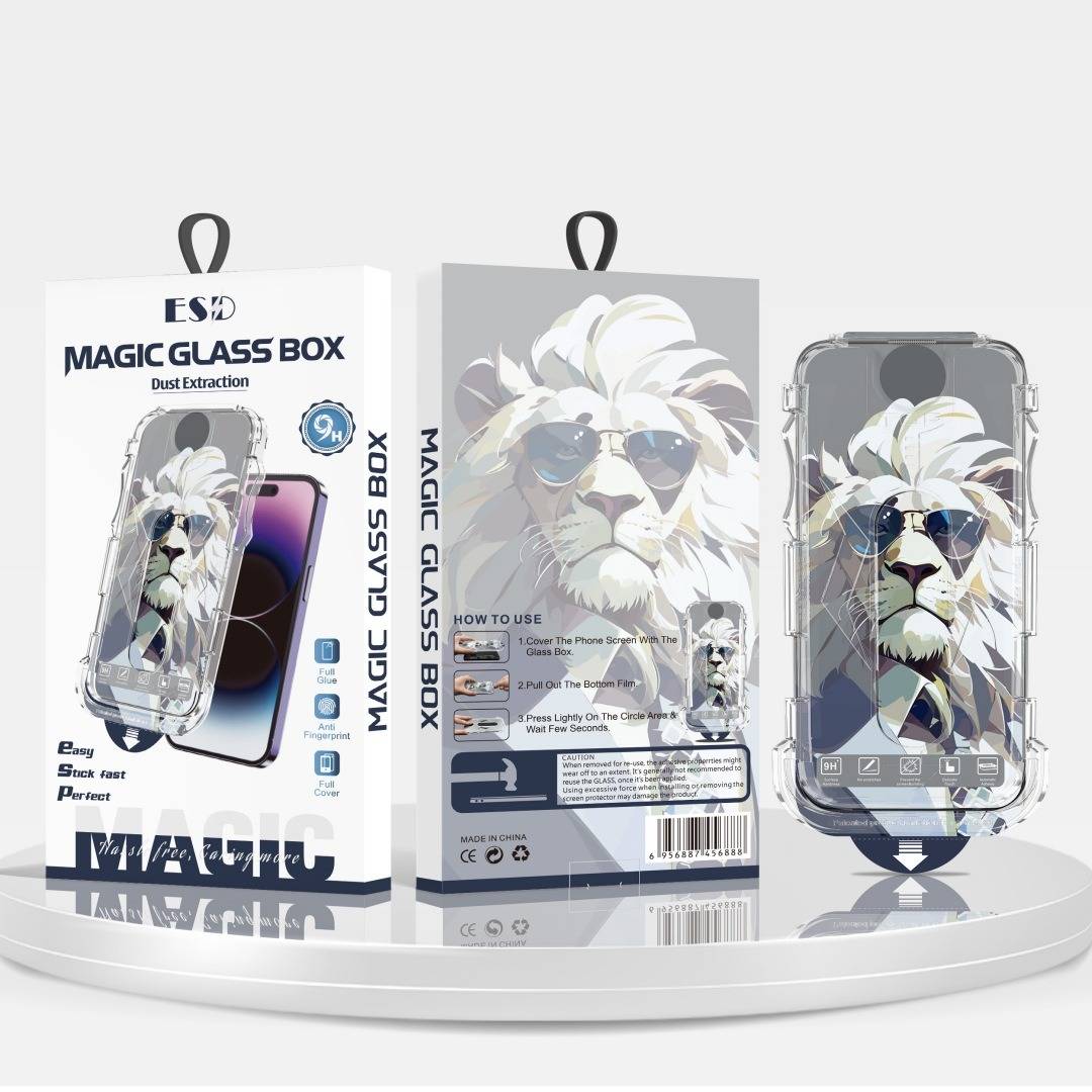 Verpackung für "MAGIC GLASS BOX"" Staubschutz-Handyhülle, gezeigt auf der Vorderseite der Schachtel, Rückseite und installiert auf einem Smartphone mit einem Löwen-Grafik.