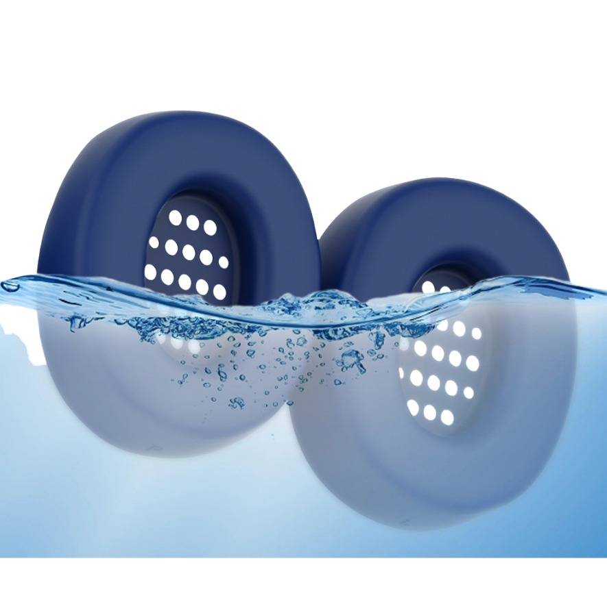 Zwei blaue wiederverwendbare Wäschebälle teilweise ins Wasser eingetaucht, zeigen durchlöcherte Mitte und Reinigungsgebrauch.