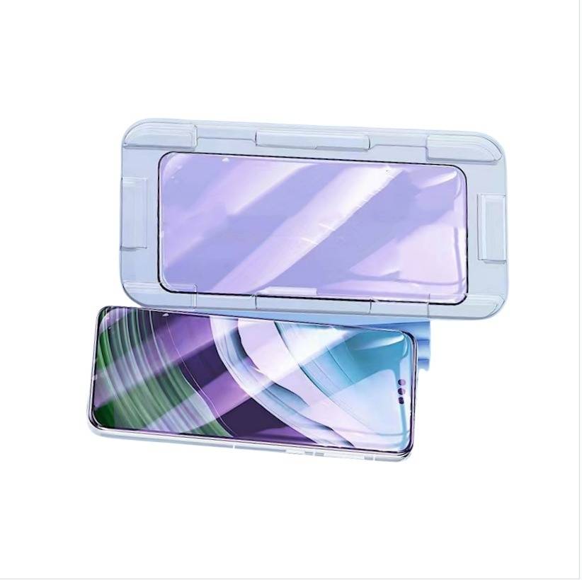 Zwei Smartphones in durchsichtigen Schutzhüllen, eines mit der Rückseite in Lavendelfarbe und das andere mit einem blauviolett abstrakten Bildschirm.