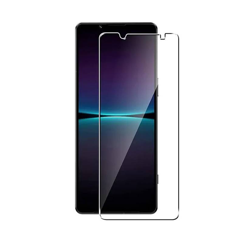 Smartphone mit einer durchsichtigen gehärteten Glasschutzfolie, die über dem Display angebracht ist, zentriert auf weißem Hintergrund.
