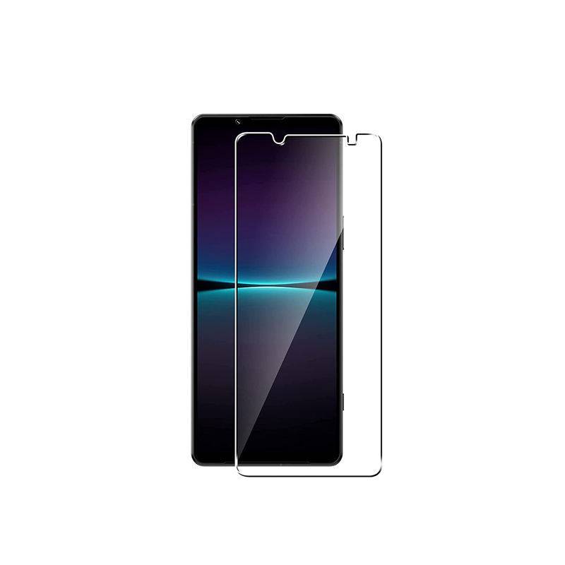 Ein Smartphone mit einer transparenten Displayschutzfolie, die über dem Display angebracht ist, von vorne gegen einen weißen Hintergrund gezeigt.