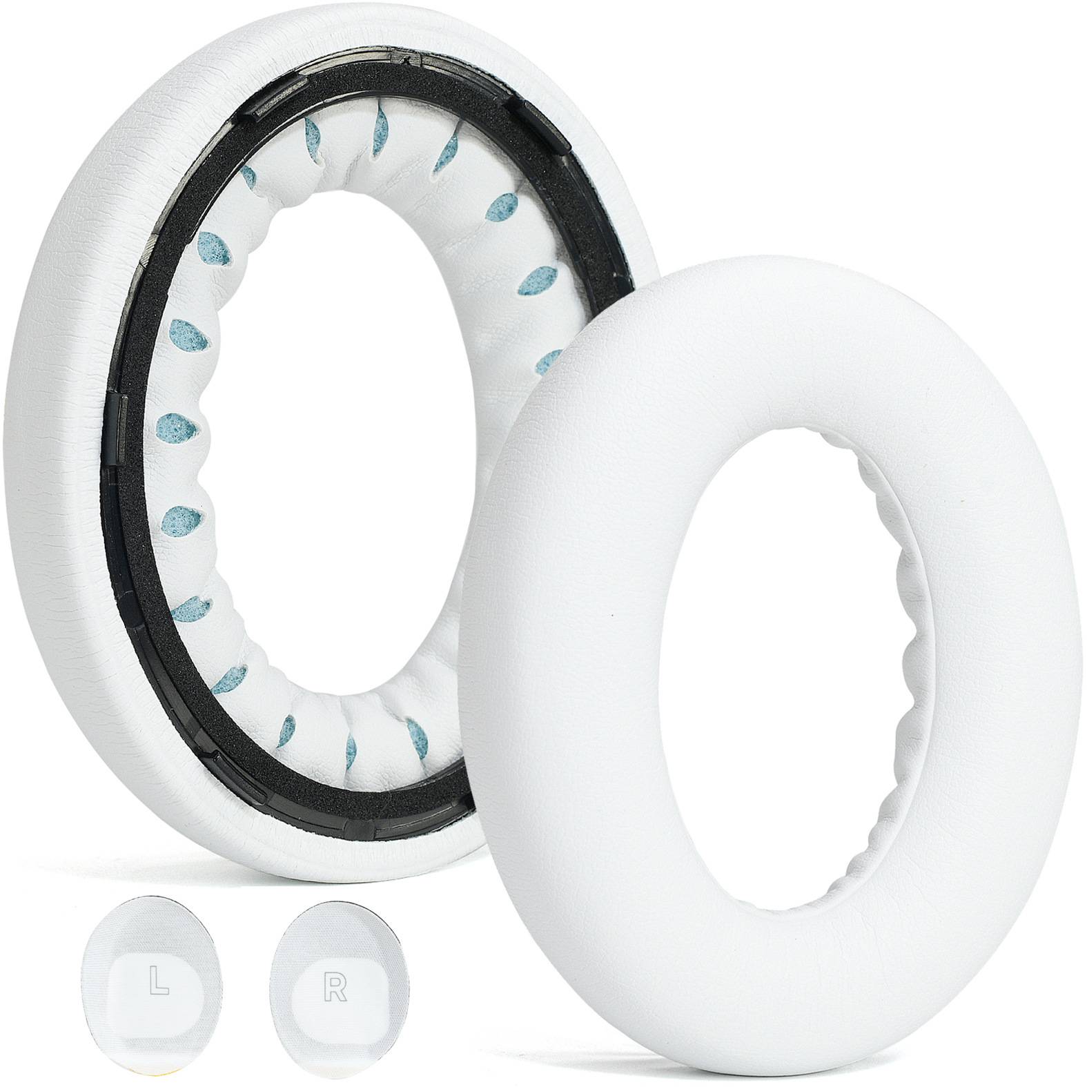 Zwei weiße kreisförmige Ohrpolster, eines zeigt einen schwarzen inneren Ring und blaue Polsterungsdetails, mit kleinen „L"- und „R""-Beschriftungen darunter.