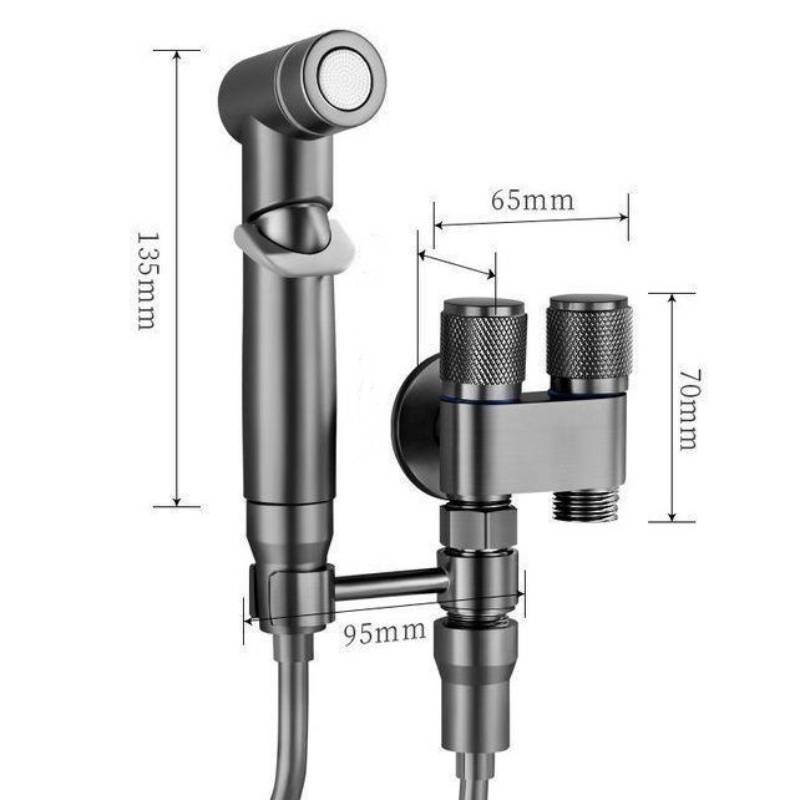 Schwarzes tragbares Bidet-Sprayer-Set mit wandmontiertem Halter und Doppelkontrollventil, dargestellt mit Maßen: 135 mm Sprayer, 65 mm breites Ventil, 70 mm hoch, 95 mm Anschluss.