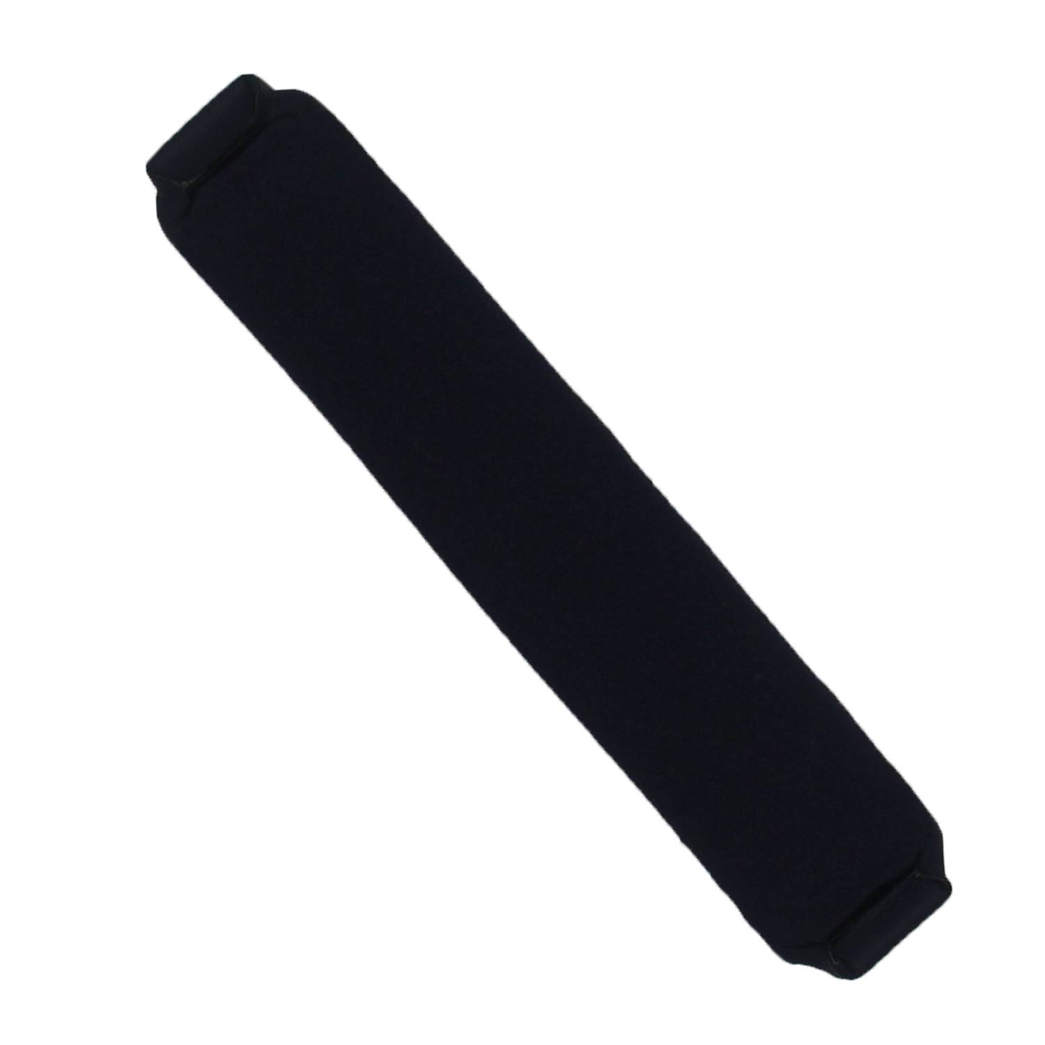 Eine schwarze zylindrische Schaumstoffhülle, diagonal auf einem einfachen weißen Hintergrund dargestellt.