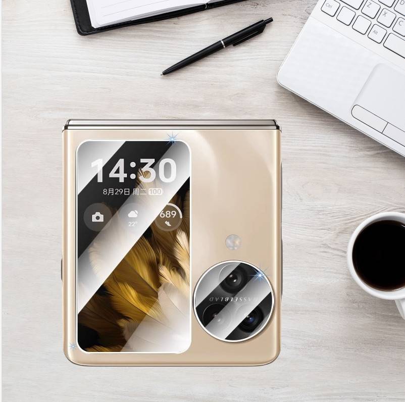 Goldenes faltbares Smartphone auf einem Schreibtisch, das ein großes Frontdisplay mit 14:30 und einen kleineren kreisförmigen Abdeckungsbildschirm mit Kameraobjektiven zeigt.
