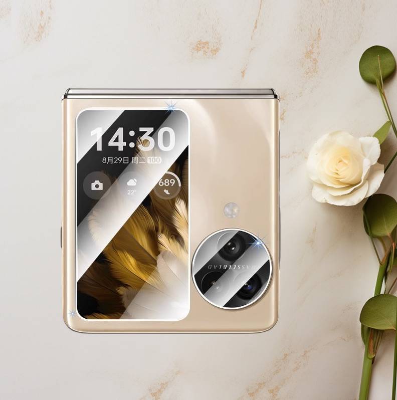 Goldenes faltbares Smartphone in offener Position, mit großem Displaydeckel, der 14:30 anzeigt, und einem runden Kameramodul, neben einer weißen Rose auf einer Marmorfläche.