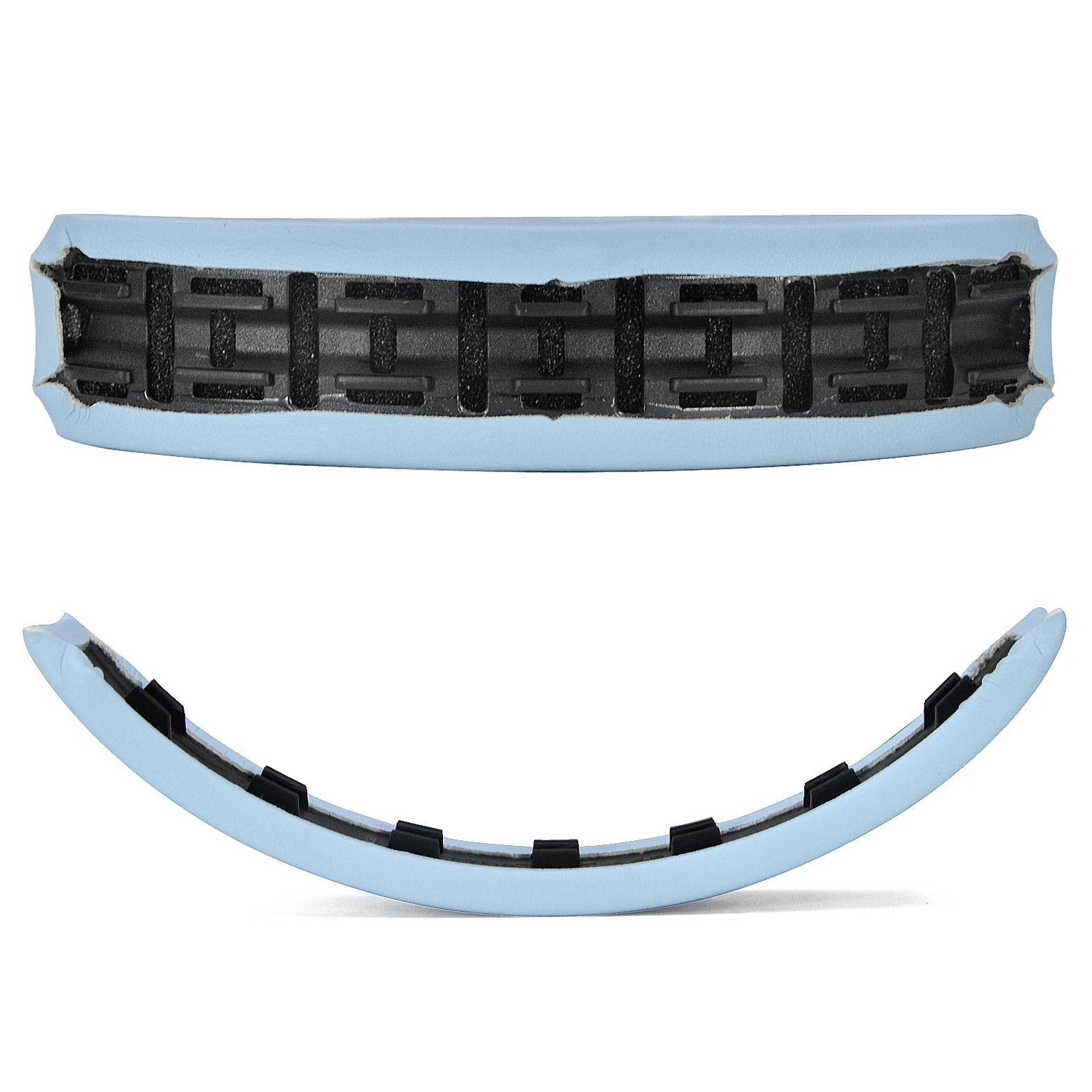 Zwei Ansichten einer gebogenen hellblauen Stoßstangen-Lippe/Splitter eines Autos, die die strukturierte schwarze Unterseite und die glatte Außenseite zeigen.