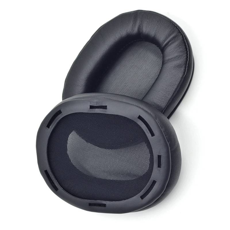 Paar schwarze Over-Ear-Kopfhörer-Ohrpolster, eine Vorderansicht und eine angewinkelt von hinten gezeigt, auf weißem Hintergrund.