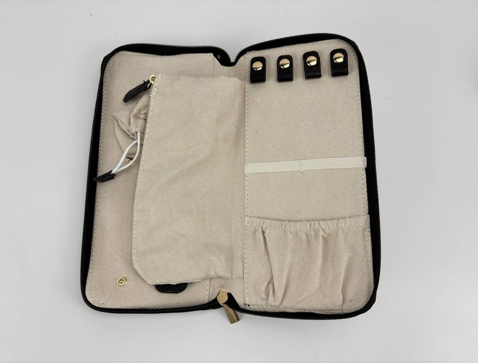 Offenes beiges Reißverschluss-Organizer-Etui mit mehreren Taschen und elastischen Schlaufen zum Transportieren von kleinen Gegenständen oder Werkzeugen.