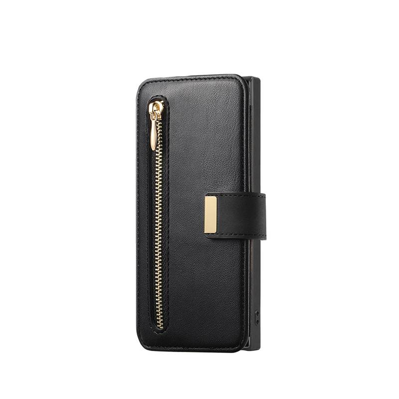 Schwarze Ledergeldbörse mit Reißverschluss für Telefon mit einem vorderen Riemen und goldtoniger Schnalle auf weißem Hintergrund.