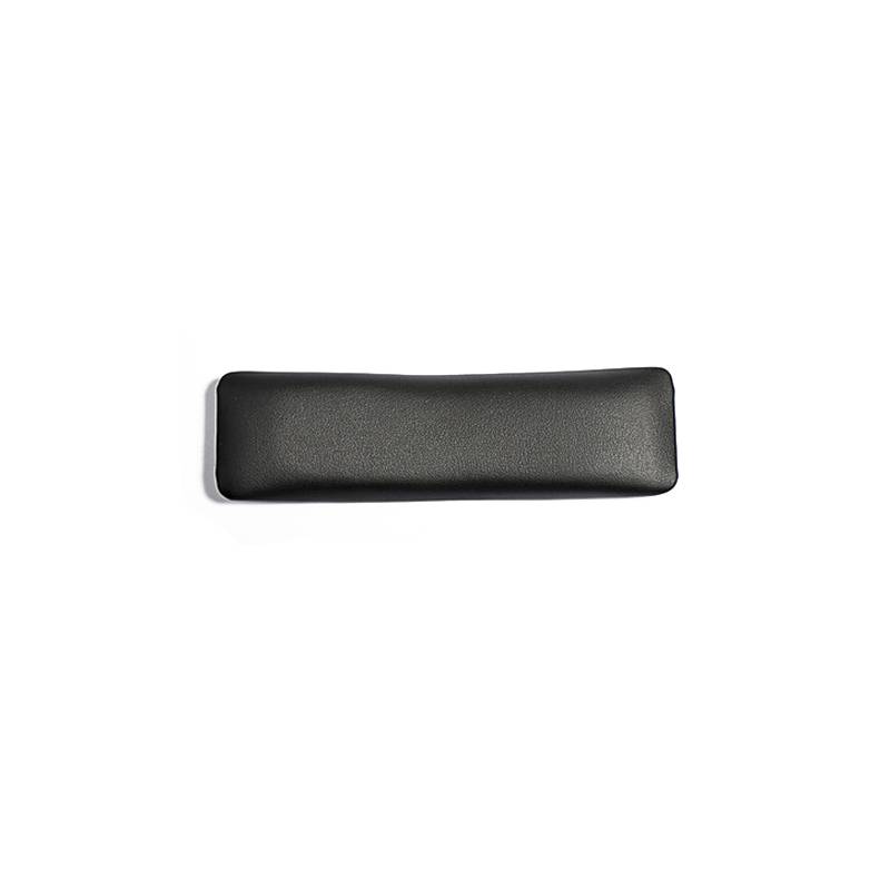 Schwarzes rechteckiges gepolstertes Etui oder Tasche auf weißem Hintergrund, horizontal zentriert einzeln dargestellt.