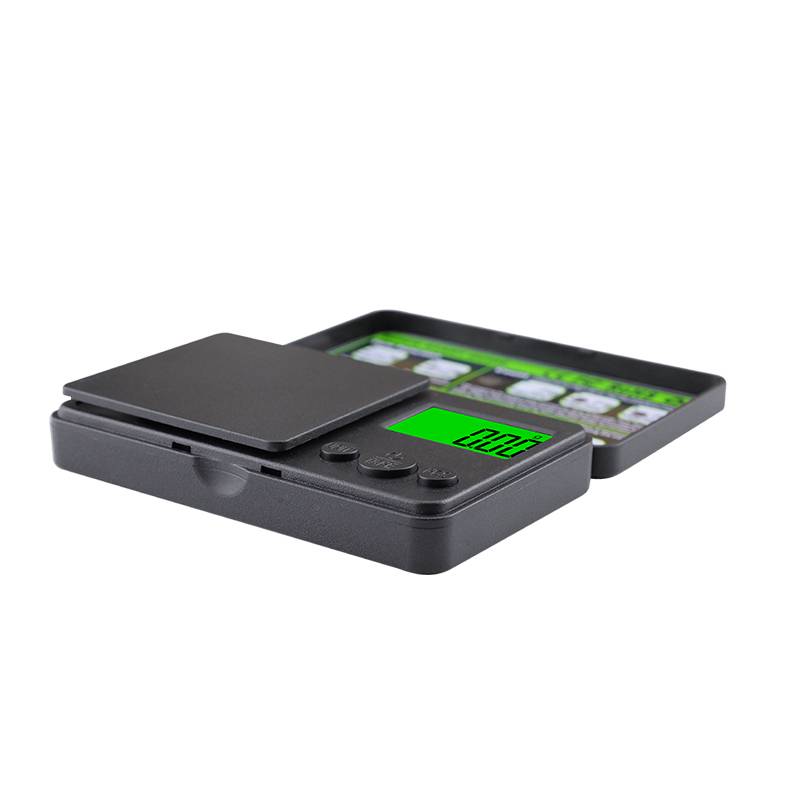 Digitale Taschenwaage mit aufgeklapptem Scharnierschutz, grün beleuchtetes Display und Tasten auf schwarzem Sockel.