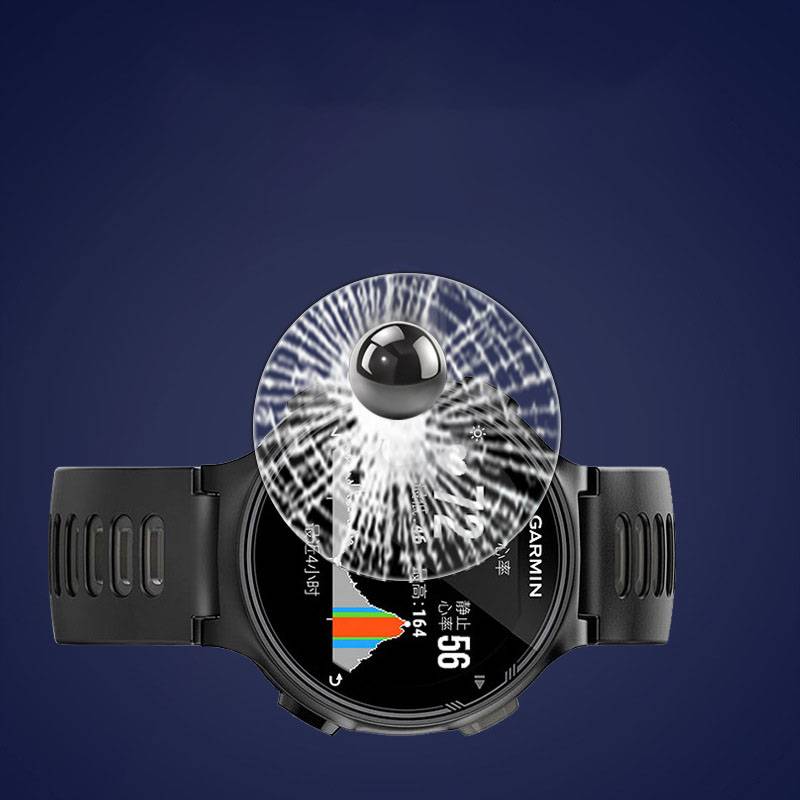 Garmin-Smartwatch mit schwarzem Armband und einer kreisförmigen Herzfrequenz-Sensorlinse, vergrößert über dem Uhrengesicht auf blauem Hintergrund dargestellt.